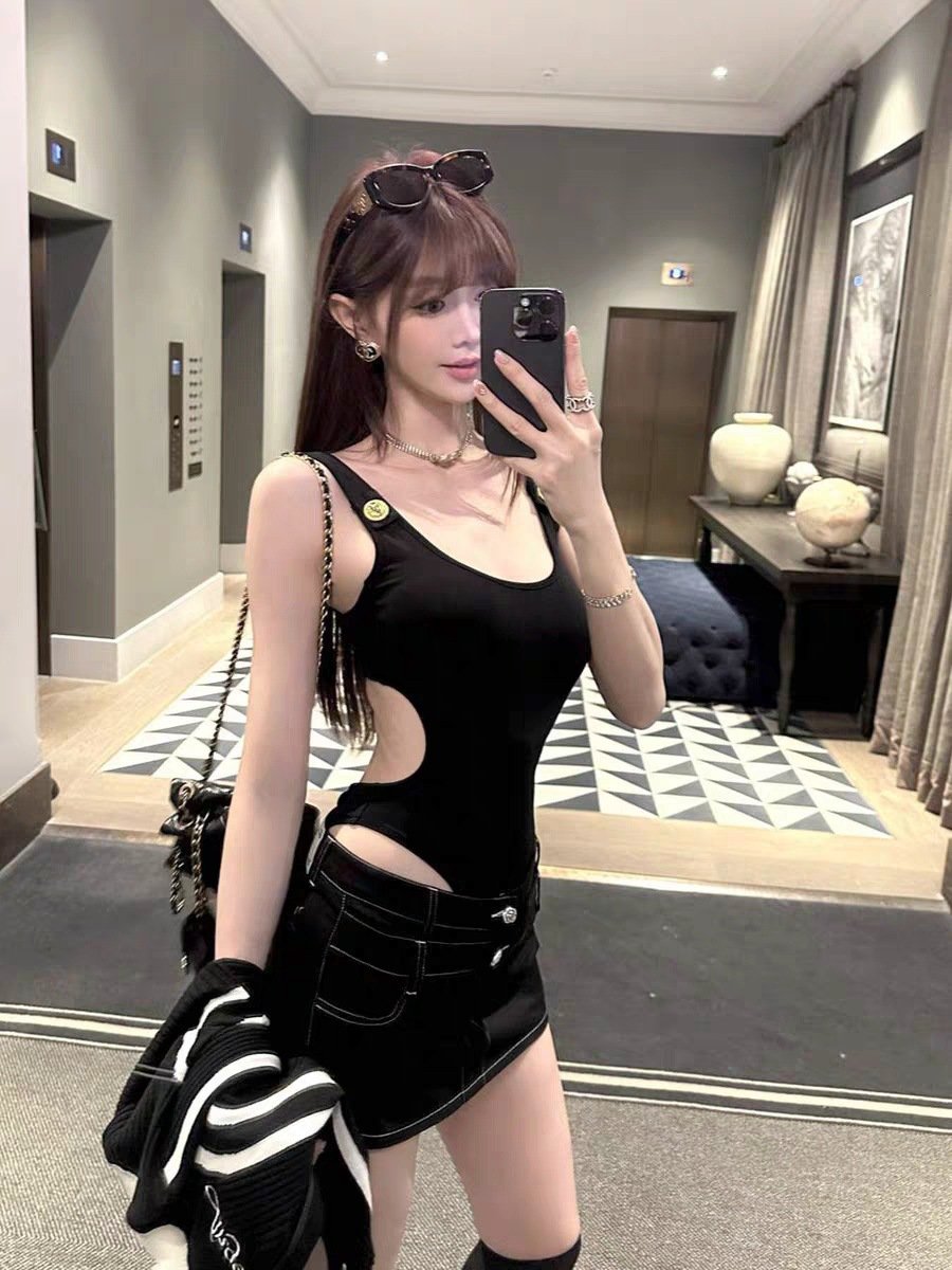 2915 # Summer New Style Hot Girl Style Metal Button Decorated One-Piece Vest with Slim Fit and Fixed Breast Pads for Women